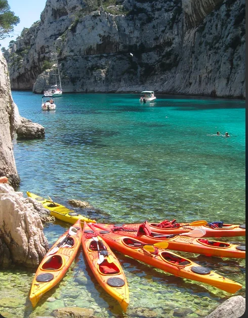 Kayaks de mer amarrés dans une calanque kayak mer calanque